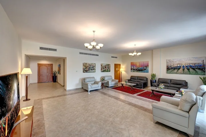 Дубай: J5 Holiday Homes 3BR Apartment
