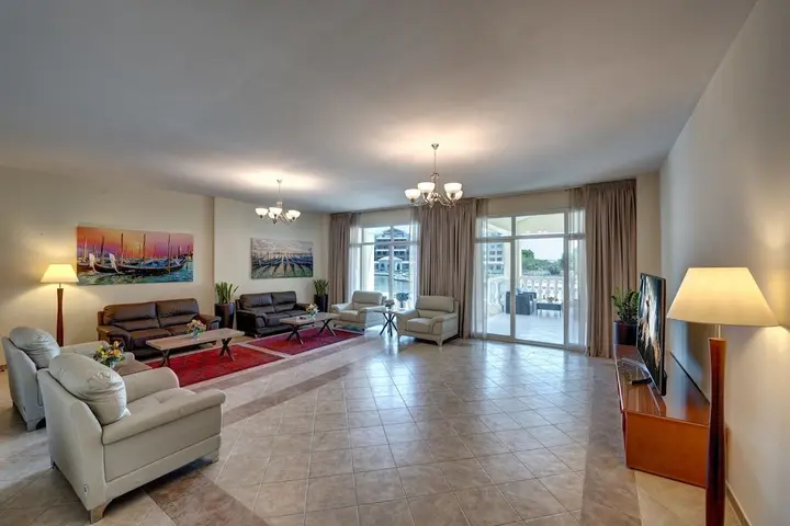 Дубай: J5 Holiday Homes 3BR Apartment