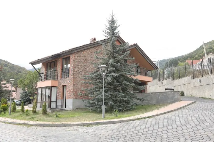 Цахкадзор: Teghenis Rest House