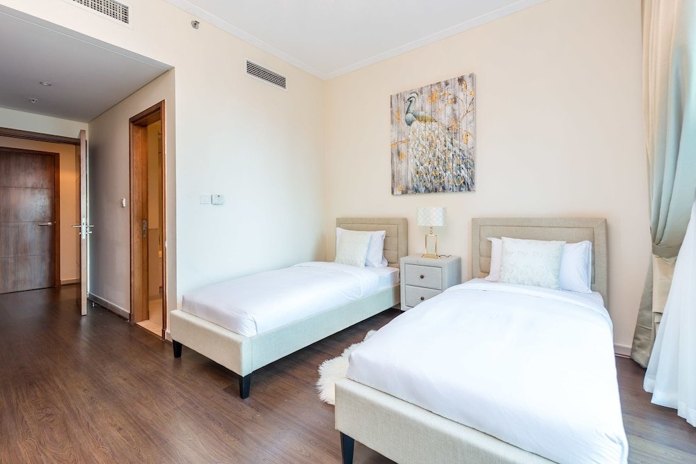 Дубай: 2 BR in Shemara by Deluxe Holiday Homes
