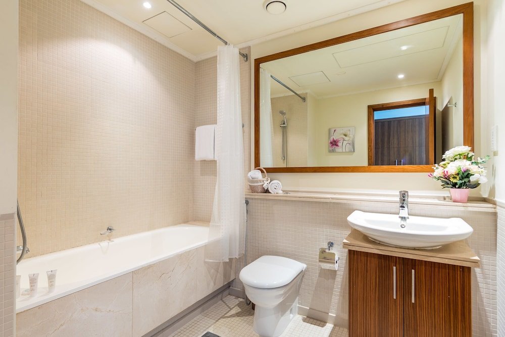Дубай: 2 BR in Shemara by Deluxe Holiday Homes