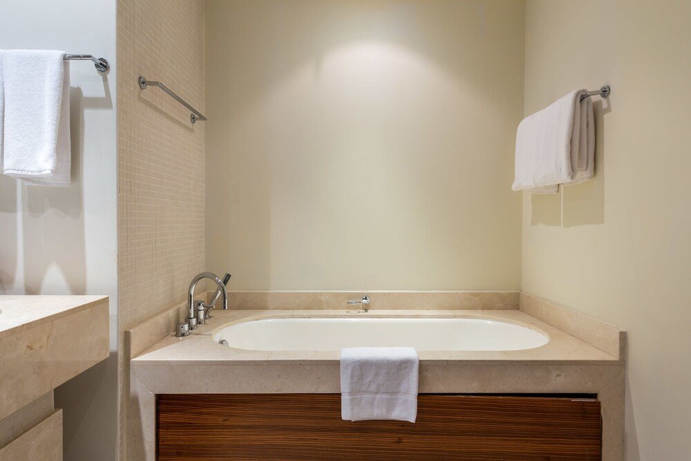 Дубай: 2 BR in Shemara by Deluxe Holiday Homes