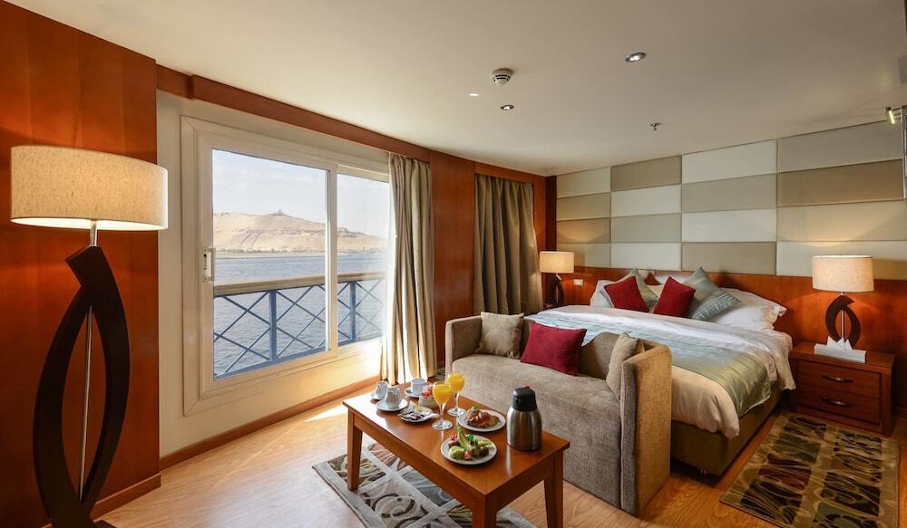 Луксор: MS Esmeralda Nile Cruise from Aswan or Luxor