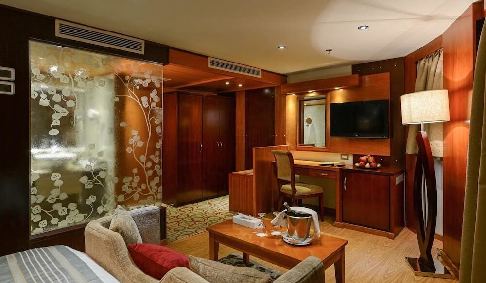 Луксор: MS Esmeralda Nile Cruise from Aswan or Luxor