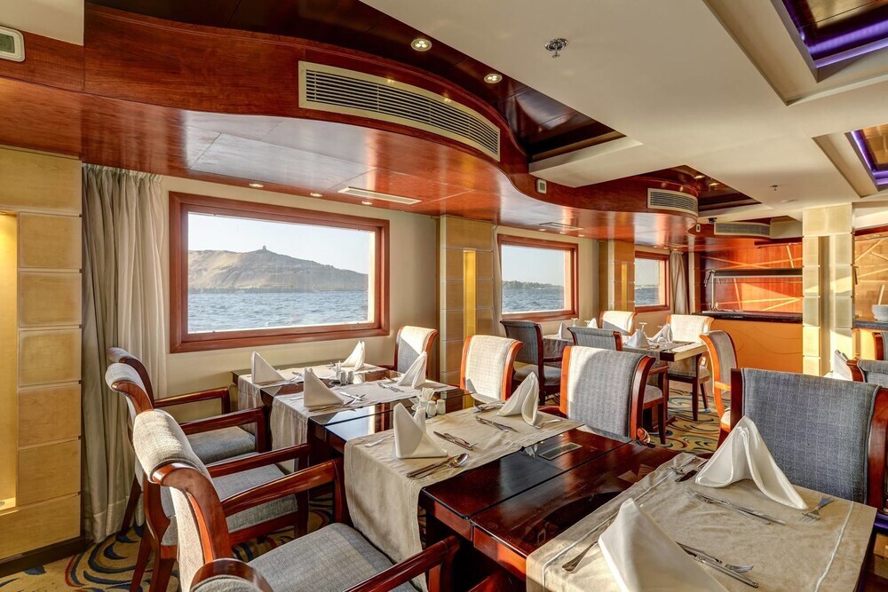 Луксор: MS Esmeralda Nile Cruise from Aswan or Luxor