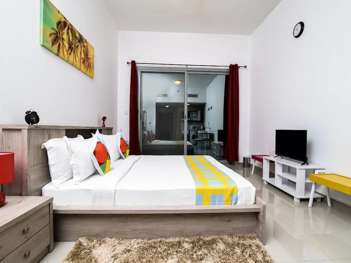 Дубай: OYO 144 Home Sheikh Zayed view Apartment