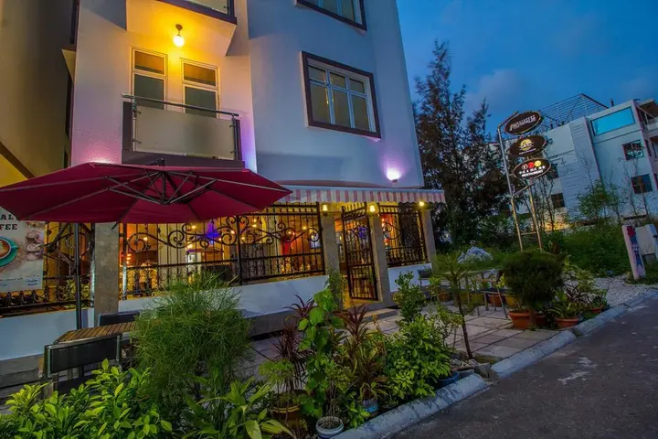 Хулхумале: Отель Airport Comfort Inn Premium