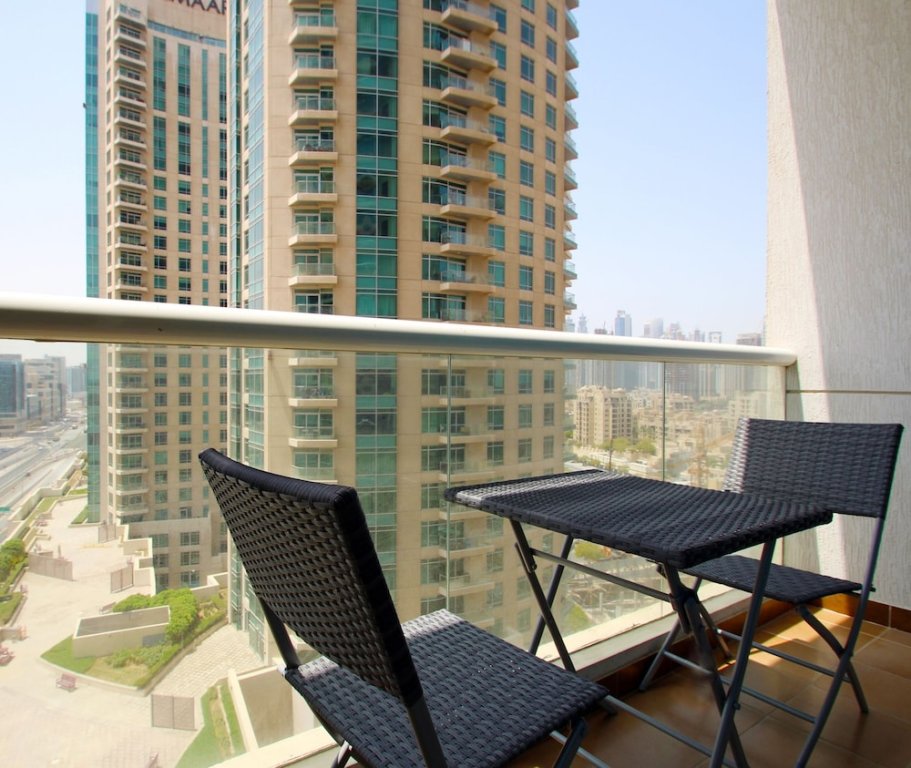 Дубай: Kennedy Towers - Al Noujoum
