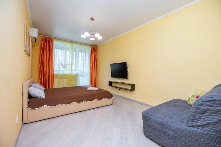 Казань: Apartment on Khakima 50