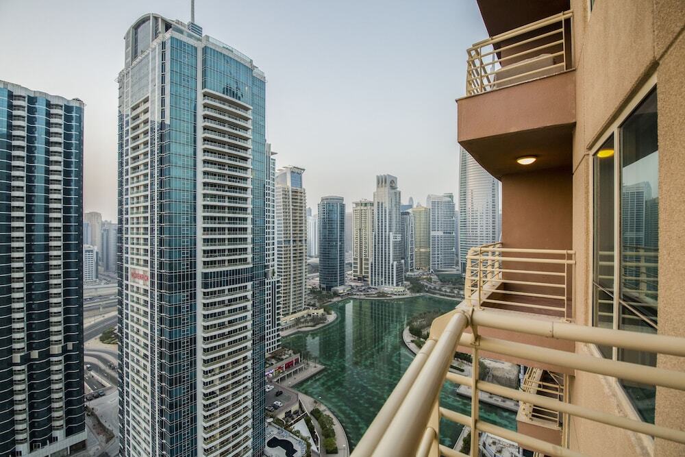 Дубай: Deluxe Apartment with Lake View
