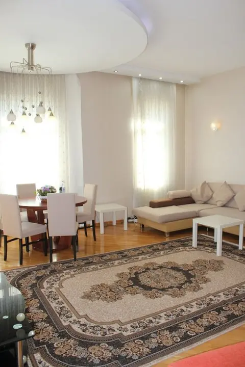 Баку: Apartment on Zivarbay Ahmadbayov 10