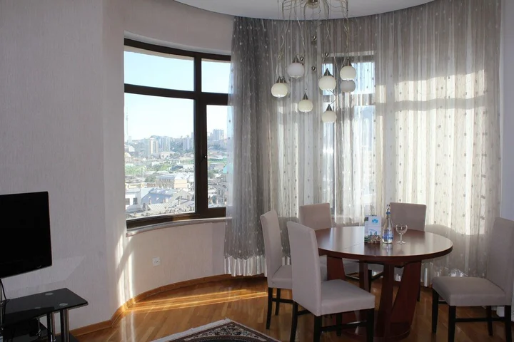 Баку: Apartment on Zivarbay Ahmadbayov 10