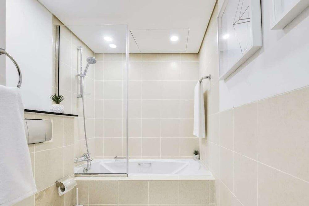 Дубай: Luxurious Downtown Apartment by Burj Khalifa