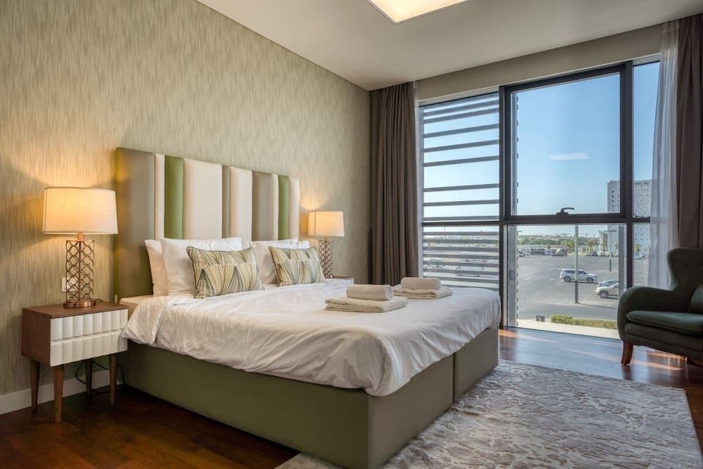 Дубай: Stunning 4BR Apt in Citywalk by GuestReady
