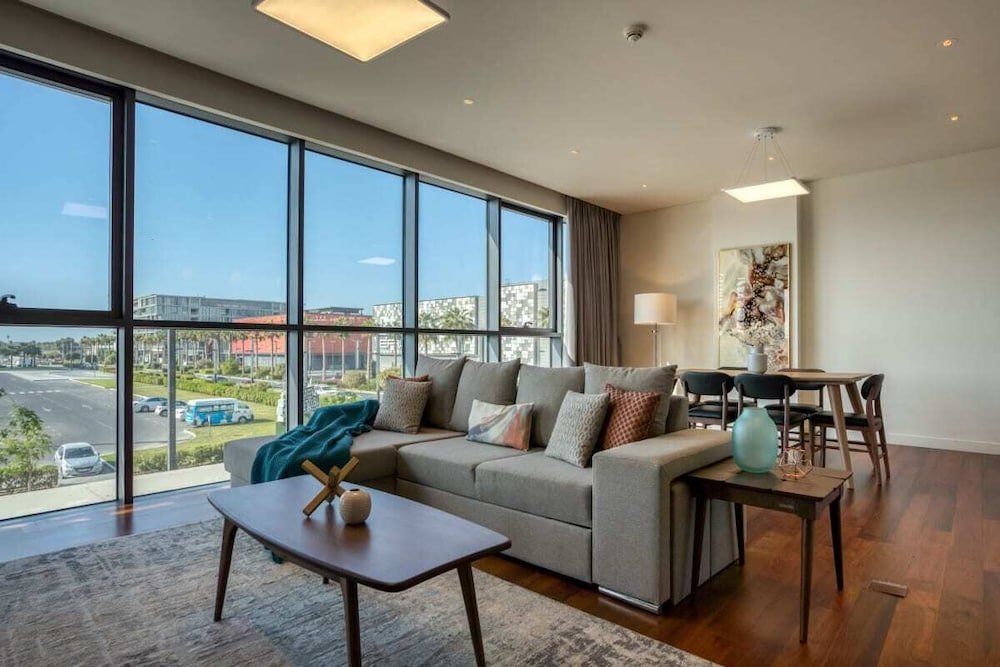 Дубай: Stunning 4BR Apt in Citywalk by GuestReady