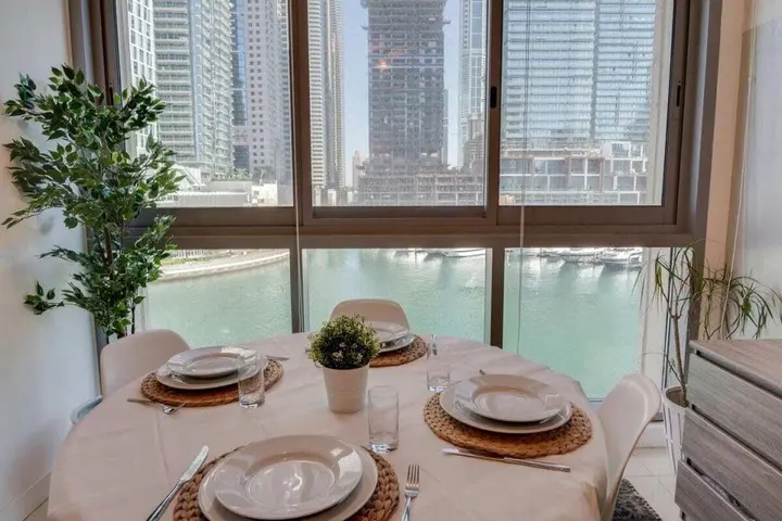 Дубай: Designer Apartment Beautiful Waterfront View