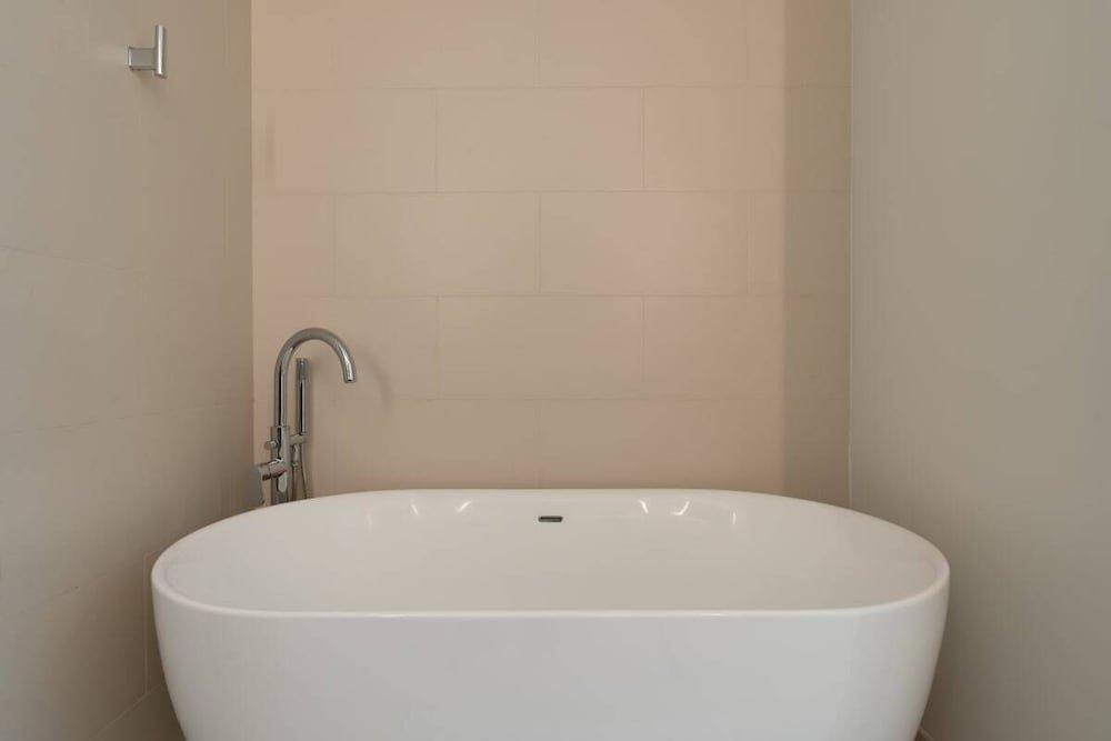 Дубай: Gorgeous Apt in Citywalk, HubZero Pool View by GuestReady