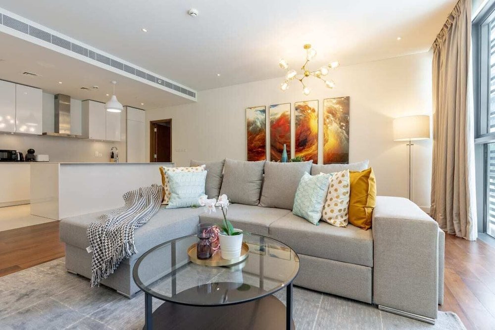 Дубай: Gorgeous Apt in Citywalk, HubZero Pool View by GuestReady