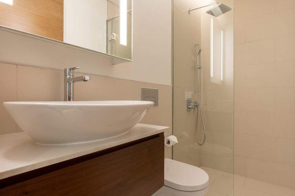 Дубай: Gorgeous Apt in Citywalk, HubZero Pool View by GuestReady