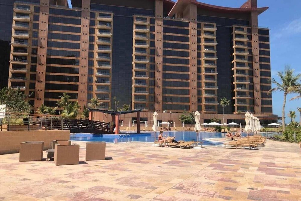 Дубай: Private Beach & Pool Right on Your Doorstep!