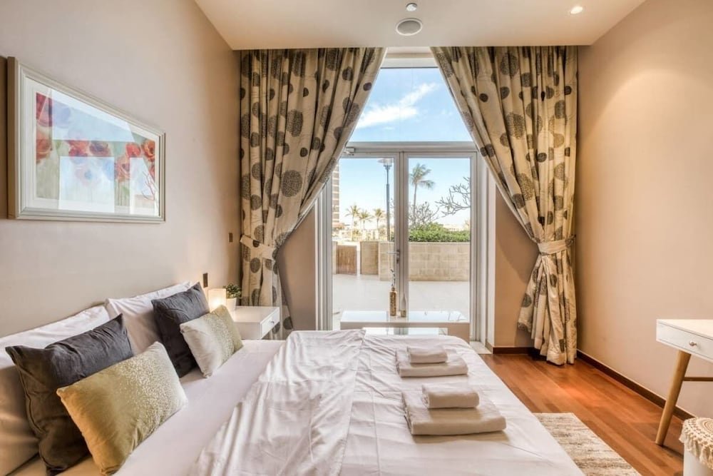Дубай: Private Beach & Pool Right on Your Doorstep!