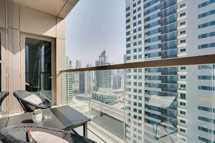 Дубай: Modern Apartment with Amazing Infinity Pool