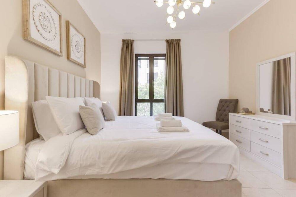 Дубай: Newly Furnished Family Home Near Burj Khalifa!