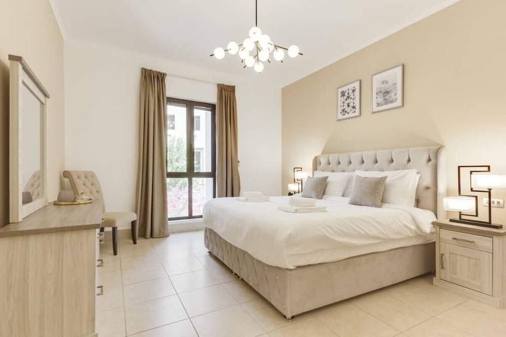 Дубай: Newly Furnished Family Home Near Burj Khalifa!