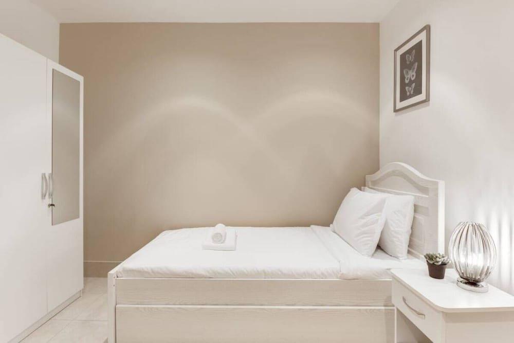 Дубай: Newly Furnished Family Home Near Burj Khalifa!