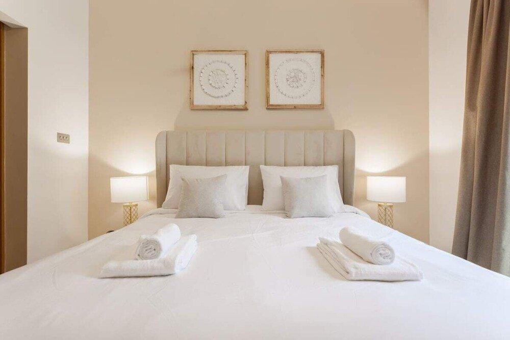 Дубай: Newly Furnished Family Home Near Burj Khalifa!
