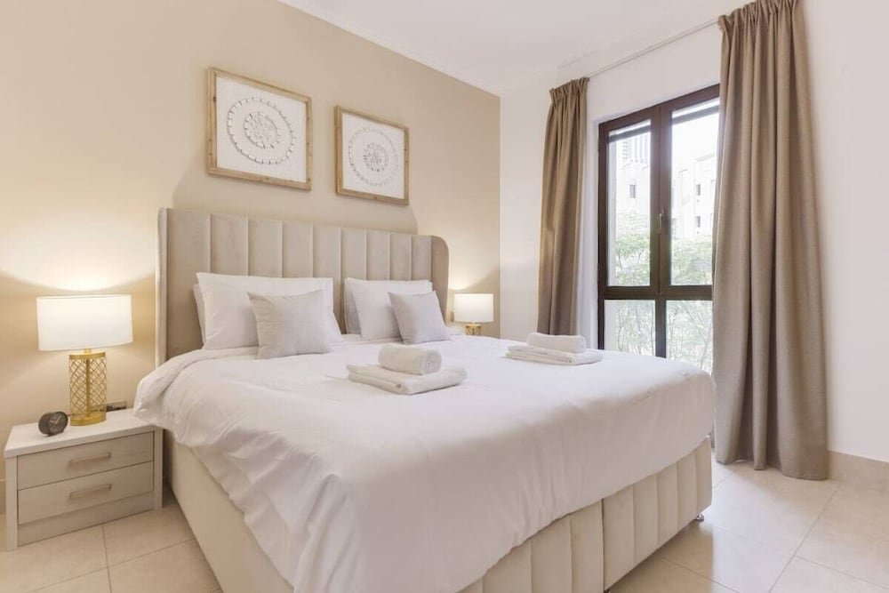 Дубай: Newly Furnished Family Home Near Burj Khalifa!