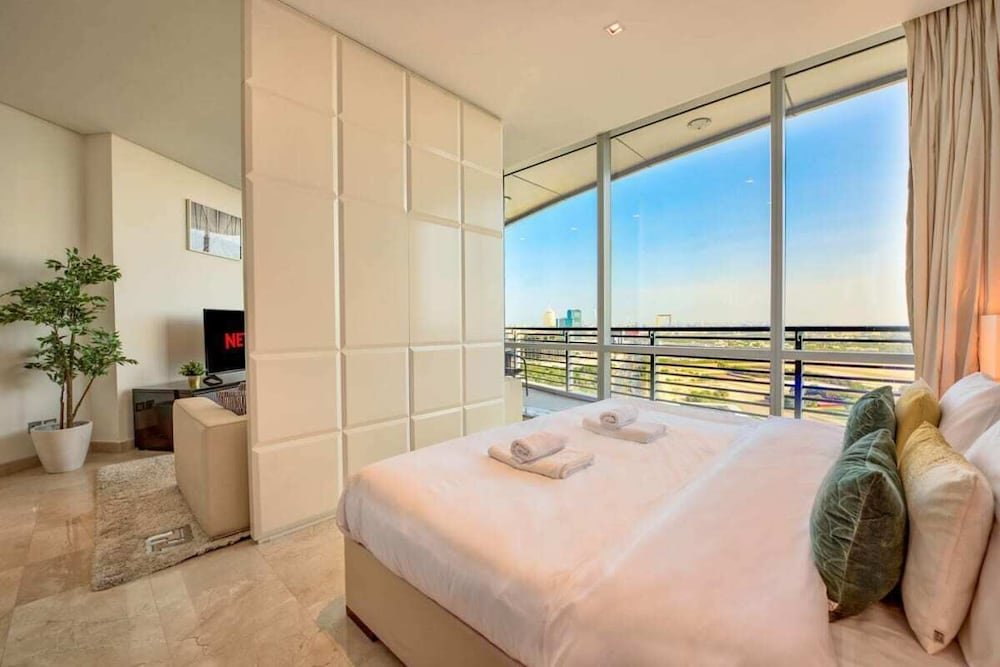 Дубай: Luxury Apartment Steps Away From Everything