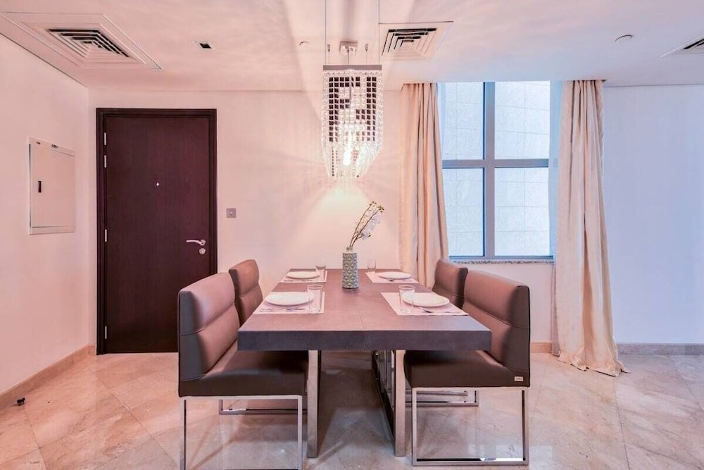 Дубай: Luxury Apartment Steps Away From Everything