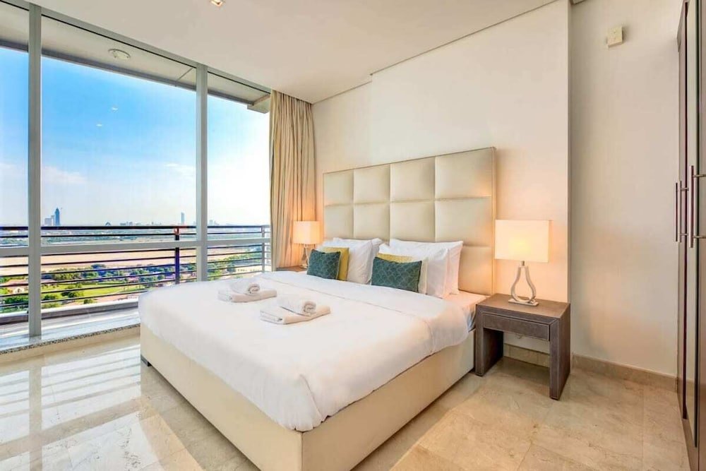 Дубай: Luxury Apartment Steps Away From Everything