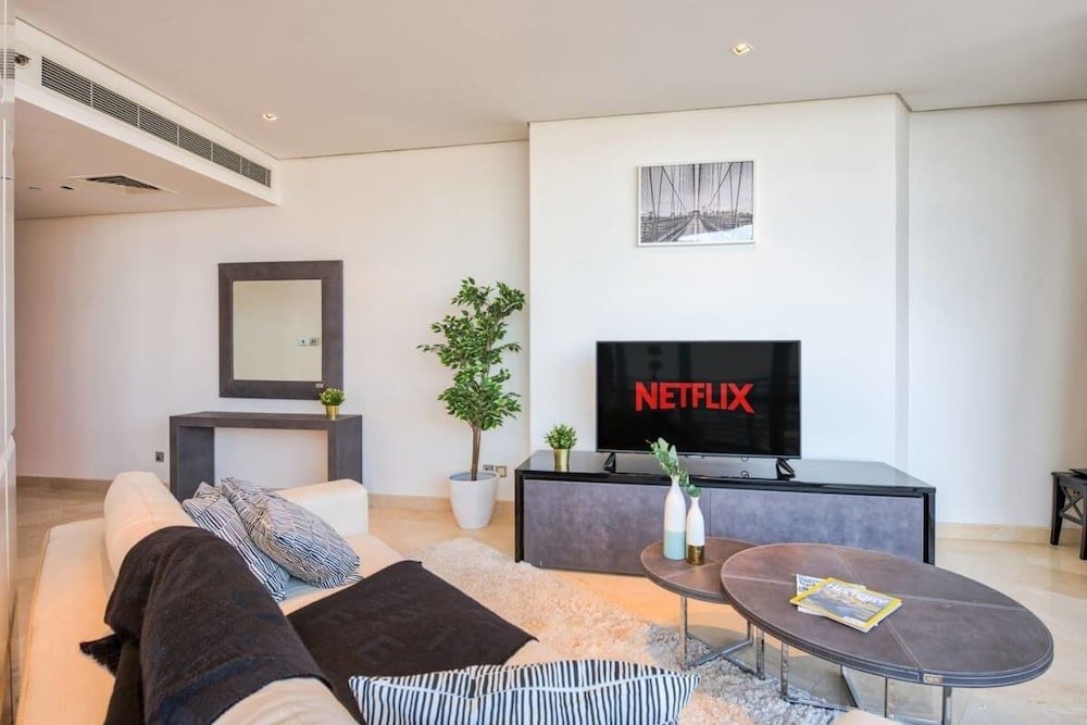 Дубай: Luxury Apartment Steps Away From Everything