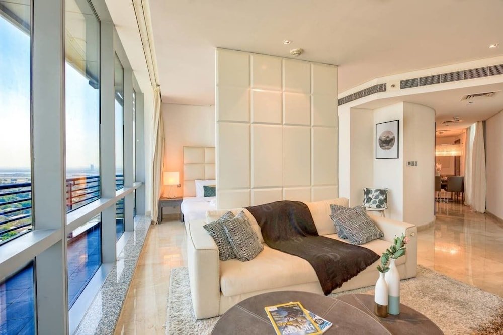 Дубай: Luxury Apartment Steps Away From Everything