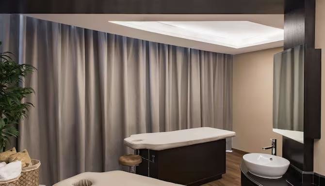 Дубай: Отель Radisson Blu Hotel, Dubai Canal View