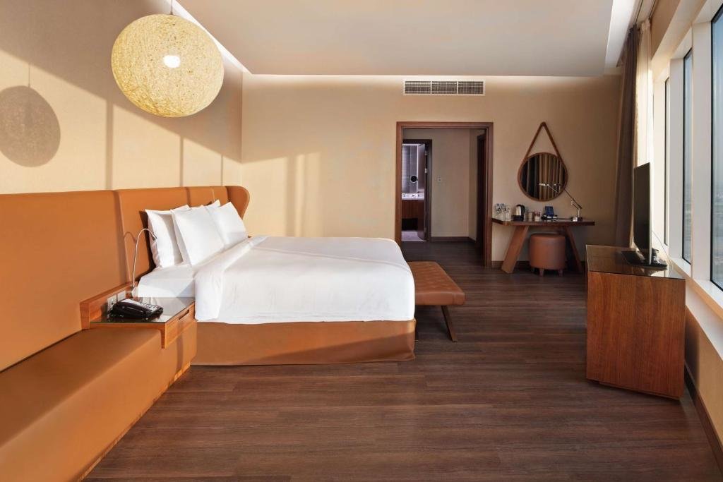 Дубай: Отель Radisson Blu Hotel, Dubai Canal View