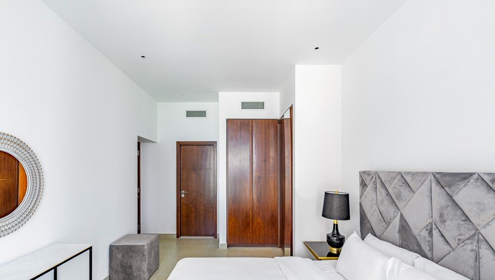 Дубай: LUX Holiday Home - Marina Gate 2