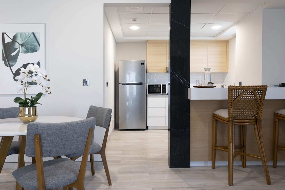 Дубай: Pool & Gym Great Neighbourhood Brand New Flat 4923