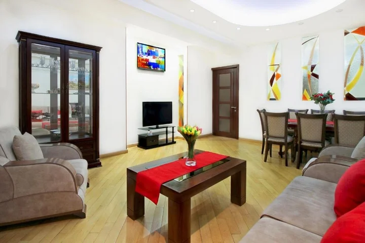 Ереван: 3 Bedroom Apartment near Republic Square