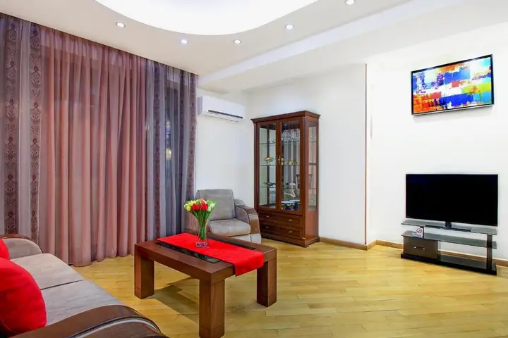 Ереван: 3 Bedroom Apartment near Republic Square