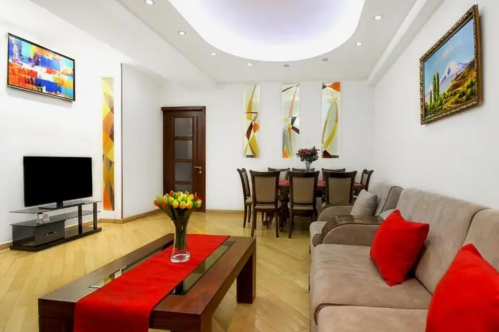 Ереван: 3 Bedroom Apartment near Republic Square