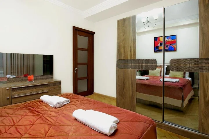 Ереван: 3 Bedroom Apartment near Republic Square