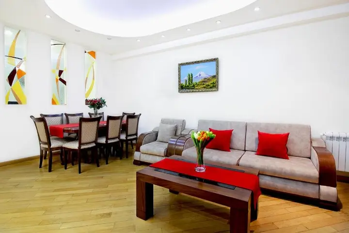 Ереван: 3 Bedroom Apartment near Republic Square