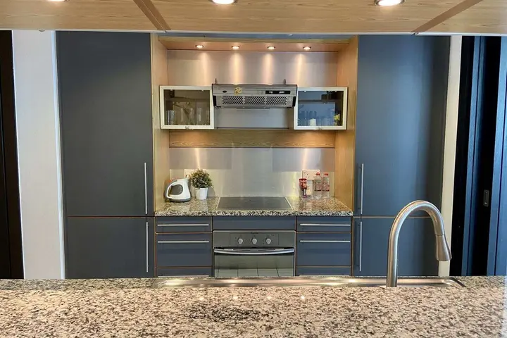 Дубай: Spacious 1-bedroom Apartment in Dubai Marina