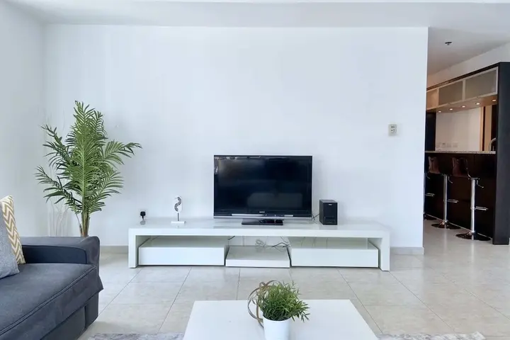 Дубай: Spacious 1-bedroom Apartment in Dubai Marina