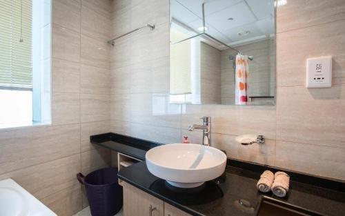 Дубай: Two Bedroom Apartment - Ocean Heights luxury