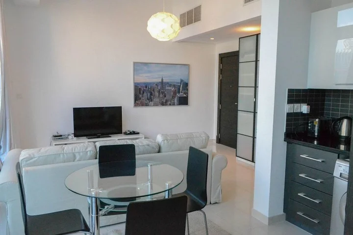 Дубай: Studio Apartment - Silverene Tower B - MSG 8766