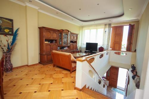 Кварели: Rustavelis N12